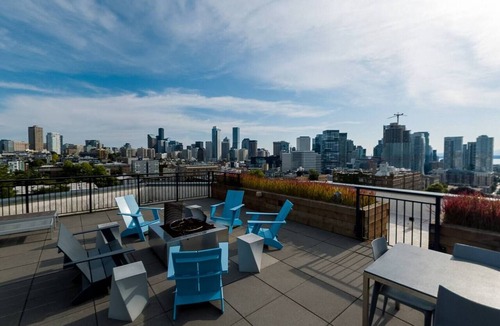 Broadway Apartment | Space Needle & Water View Suite + Rooftop BBQ & Firepit + Parking