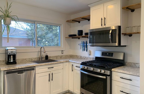 Kingston House | Spacious 2 Bdrm with Office close to downtown Kingston