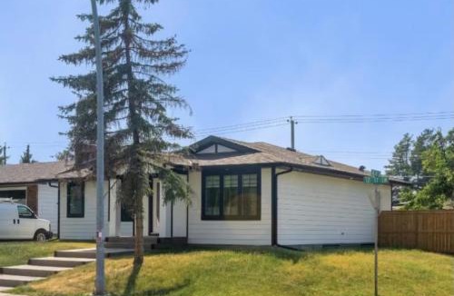 Haysboro House | Spacious 2 BR - 2 Bth House in Haysboro