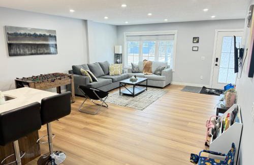 Haysboro House | Spacious 2 BR - 2 Bth House in Haysboro