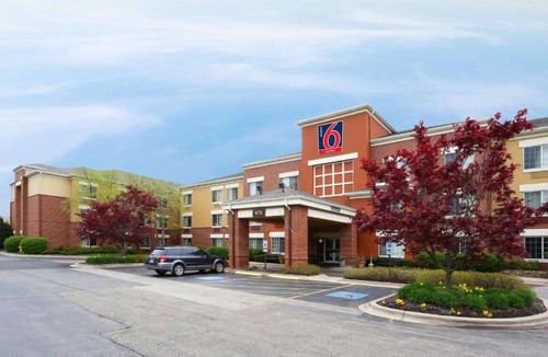 Vernon Hills Apartment | Spacious 2 Queen Beds,Nsmk|Kitchen|Studio 6 Vernon Hills