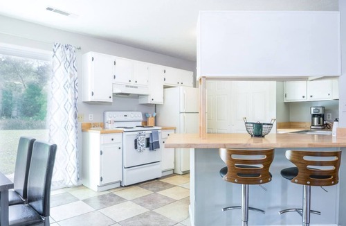 Calhoun House | Spacious 2BR Ideal for Long-Term Business Stays
