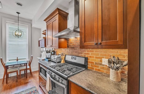 Abingdon Apartment | Spacious 2BR Loft on Abingdon’s Main Street. Walk to Dining, Theatre, & Shops