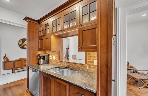 Abingdon Apartment | Spacious 2BR Loft on Abingdon’s Main Street. Walk to Dining, Theatre, & Shops