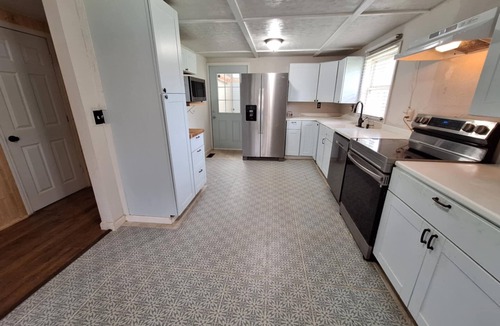 Harrison House | Spacious 3-bedroom Harrison Lodge with AC and scenic Hottub
