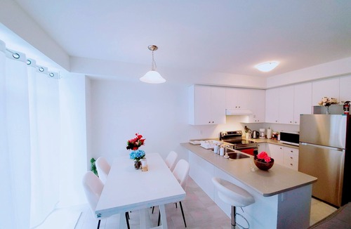 Thorold House | Spacious 3-BR Home Near Niagara Falls | Parking for 3 | King Bed
