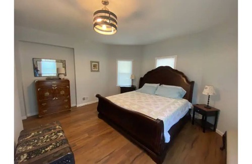 Long Branch House | Spacious 3bd 2bth Apt 2 blocks to beach! Large Yard