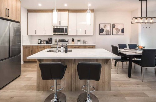 Lynnwood Ridge House | Spacious 3BR Duplex Near Downtown FREE Banff Pass Netflix