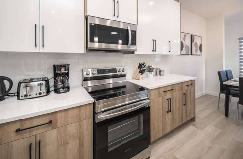 Lynnwood Ridge House | Spacious 3BR Duplex Near Downtown FREE Banff Pass Netflix