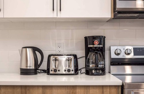 Lynnwood Ridge House | Spacious 3BR Duplex Near Downtown FREE Banff Pass Netflix