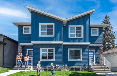 Lynnwood Ridge House | Spacious 3BR Duplex Near Downtown FREE Banff Pass Netflix