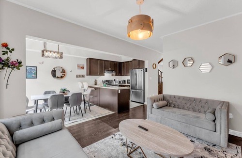 Mount Pleasant House | Spacious 3BR Home | Sleeps 8 | Central Brampton