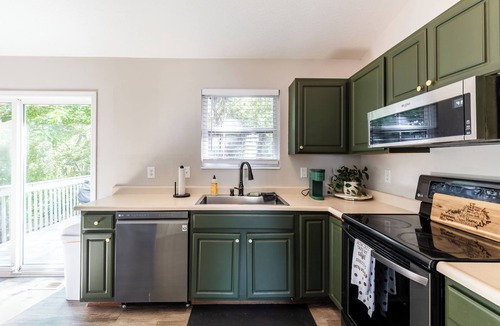 Elsmere House | Spacious 3BR Stay, Work-Ready, Family & Crew Friendly, min. 3 Months Preferred