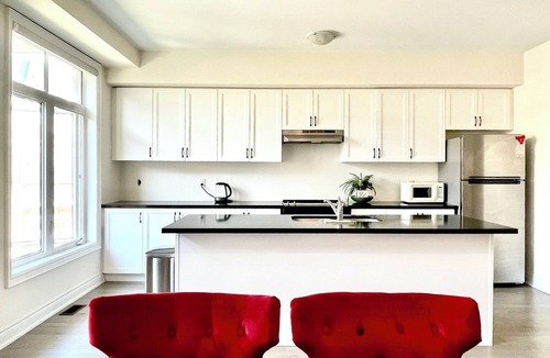 Markham House | Spacious 4 Bedroom Markham Townhouse with 2 Ensuite and King Memory Bed