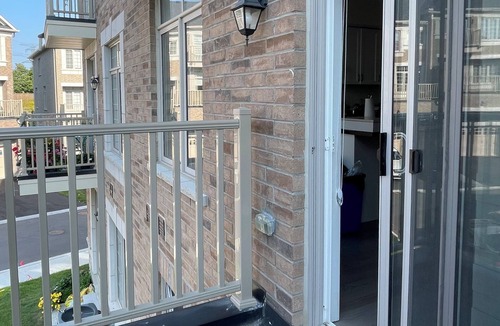 Markham House | Spacious 4 Bedroom Markham Townhouse with 2 Ensuite and King Memory Bed
