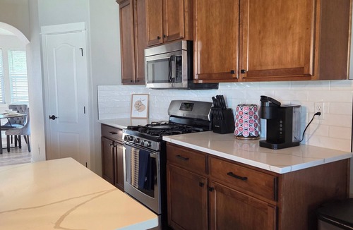 Pasco House | Spacious 5-bedroom 3-bathroom house in charming West Pasco with Central A/C.