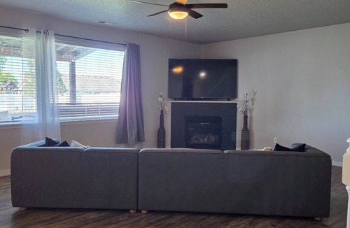 Pasco House | Spacious 5-bedroom 3-bathroom house in charming West Pasco with Central A/C.