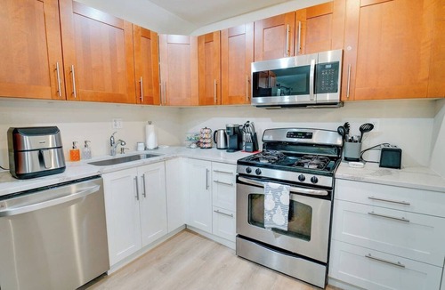 Oxon Hill House | Spacious 5BR/3 full BR Radiant Home 2 minutes from MGM/NAtional Harbor