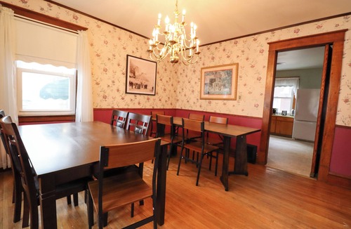 Niagara Falls House | Spacious 6-Bedroom Home Near Niagara Falls & Gorge view Trail