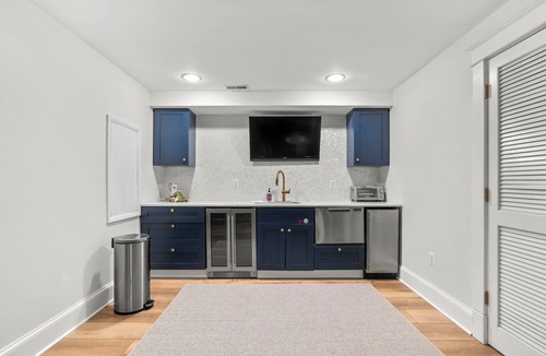 Edgewater House | Spacious 6-Bedroom Waterfront Retreat