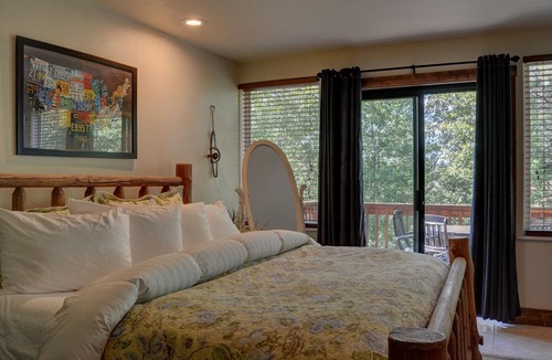 Deschutes River Woods Cabin | Spacious and charming Craftsman retreat.
