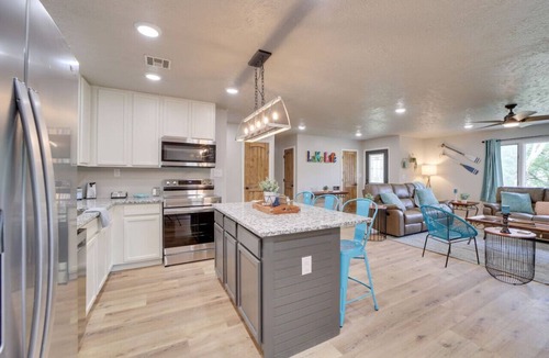 Checotah House | Spacious and Updated! Beds for 10! Luxurious Primary Bath!
