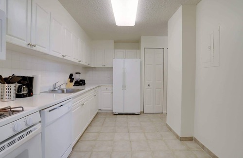 Crystal City Apartment | Spacious Apt with Pool & Gym in Arlington