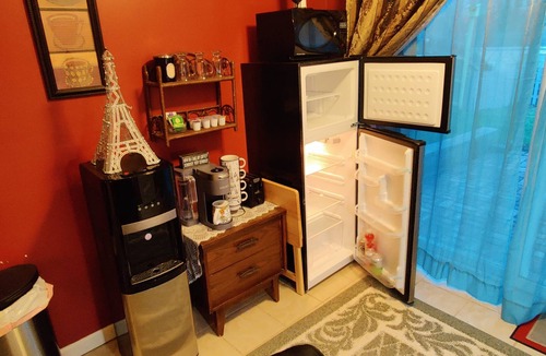 Omaha House | Spacious Basement with Private Walkout Entrance! Massage Chair, Desktop PC.