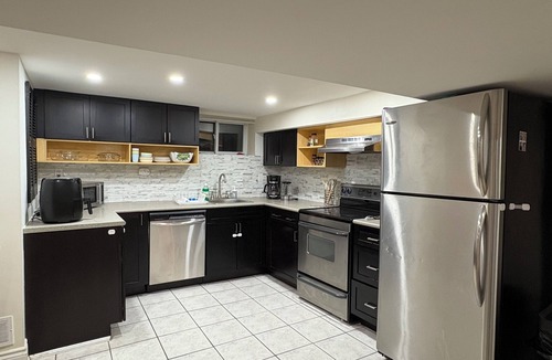Etobicoke House | Spacious bright 2BD with Pool, 2 free parking-Ideal for longe stays