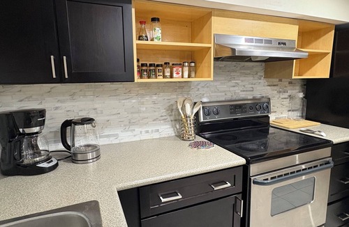 Etobicoke House | Spacious bright 2BD with Pool, 2 free parking-Ideal for longe stays