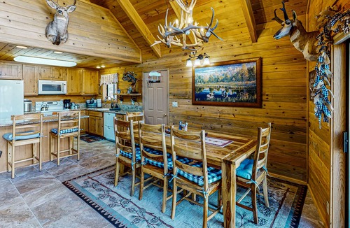La Pine House | Spacious cabin with bunk house, game room, river view, patio, and fire pit
