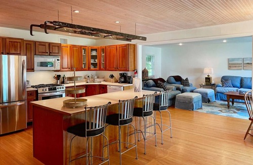 Wellington House | Spacious & Charming Century Home - Wellington