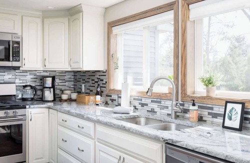 Traverse City House | Spacious & Chic | 4BR | HotTub | Mins to Dwntwn!