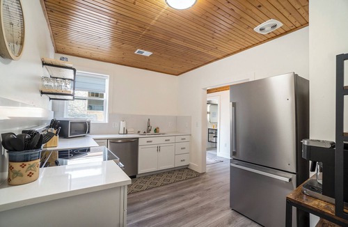 Douglas Apartment | Spacious downtown apartment with parking
