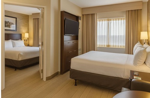 O'Hare Hotel | Spacious Good-Value Accommodation! Pet-Friendly Property with Onsite Parking!