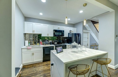 Fairlawn House | Spacious group retreat with two parking spots and room for everyone