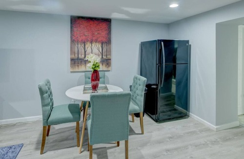 Fairlawn House | Spacious group retreat with two parking spots and room for everyone
