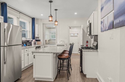 Narberth House | Spacious Home: King Beds Gym Deck Games Parking AC