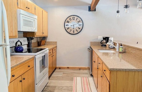 Jackson House | Spacious home with deck, washer/dryer, mountain views & high-speed WiFi