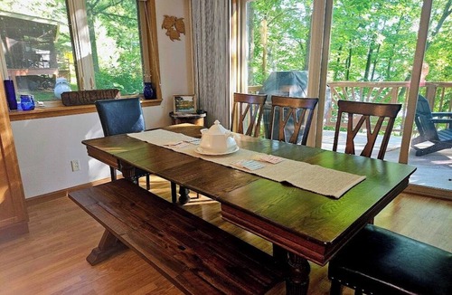 Turtle Lake House | Spacious Lakefront Getaway-3BR+Loft, private dock, kayaks/canoe & cozy Fire Pit.