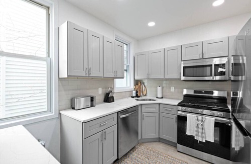 Hoboken Apartment | Spacious Loft for Groups + Game Room+ King Bed + NYC Skyline view