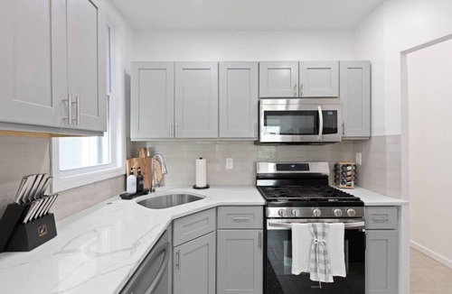 Hoboken Apartment | Spacious Loft for Groups + Game Room+ King Bed + NYC Skyline view