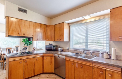 Pullman House | Spacious mid-century campus hangout