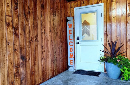 BX House | Spacious Mountain View Modern Guest Suite