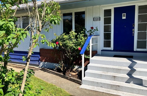 Campbell River House | Spacious Oceanview House - steps to downtown!