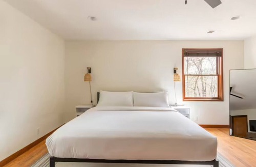 Crumpler House | Spacious pet friendly guesthouse on private estate