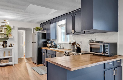 Framingham House | Spacious Poolside Boston Stay Sleeps 8 Pet Friendly