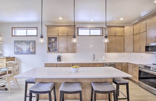 Pipe House | Spacious Recently Built Home < 1 Mi to Lake!