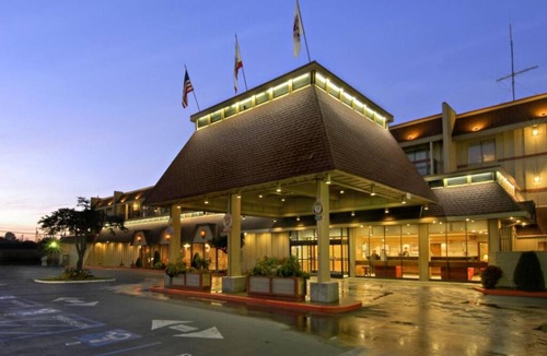 Downtown Hotel | Spacious Room with King Bed + Microwave & Fridge - Explore Arcata Bay!
