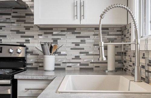 Cedarbrae House | Spacious Space, Sleeps 8, Close to Spruce Meadows